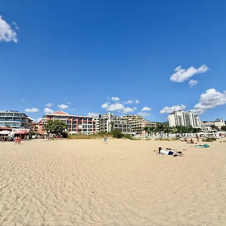 Carina - Menada Σάνι Μπιτς